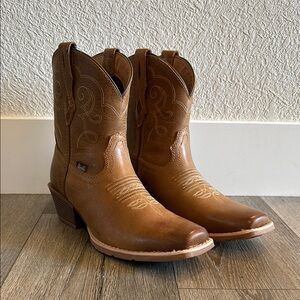 Women’s Justin Cowgirl Boots NWOT
